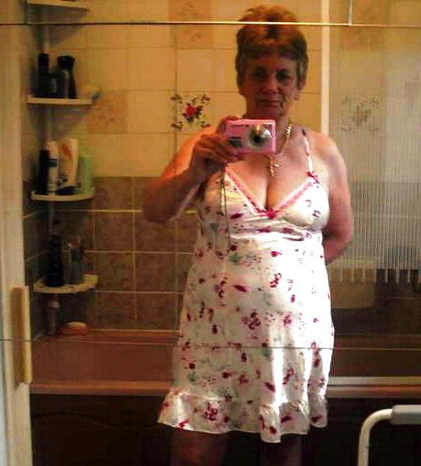 20P Granny needs loving to       Alte Damen brauchen es auch.