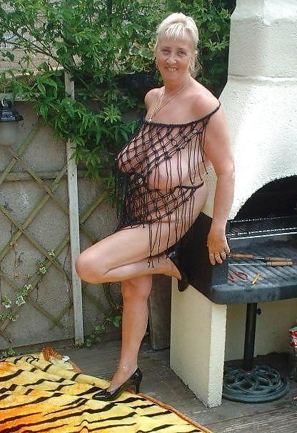 20P Granny needs loving to       Alte Damen brauchen es auch.