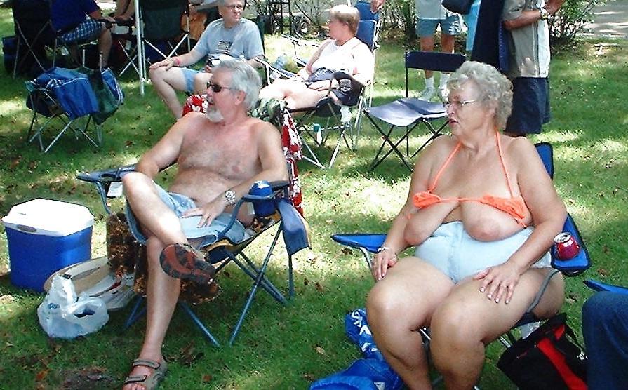 20P Granny needs loving to       Alte Damen brauchen es auch.
