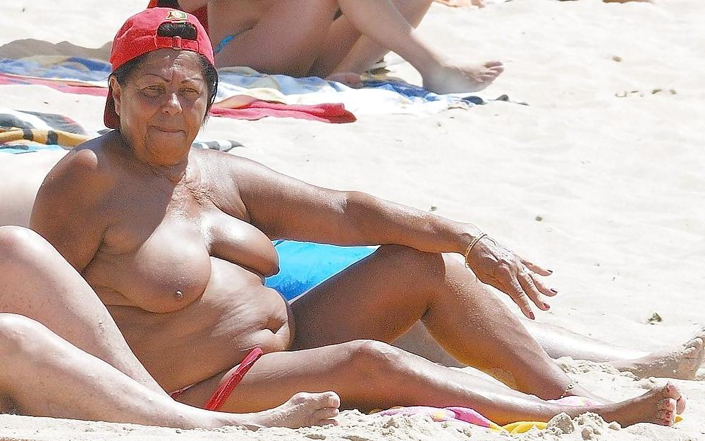 20P Granny needs loving to       Alte Damen brauchen es auch.
