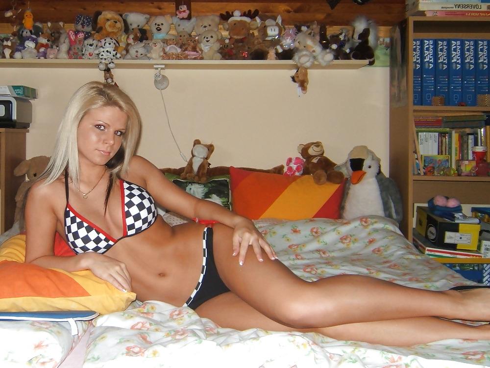 25P Girls in bikini 2