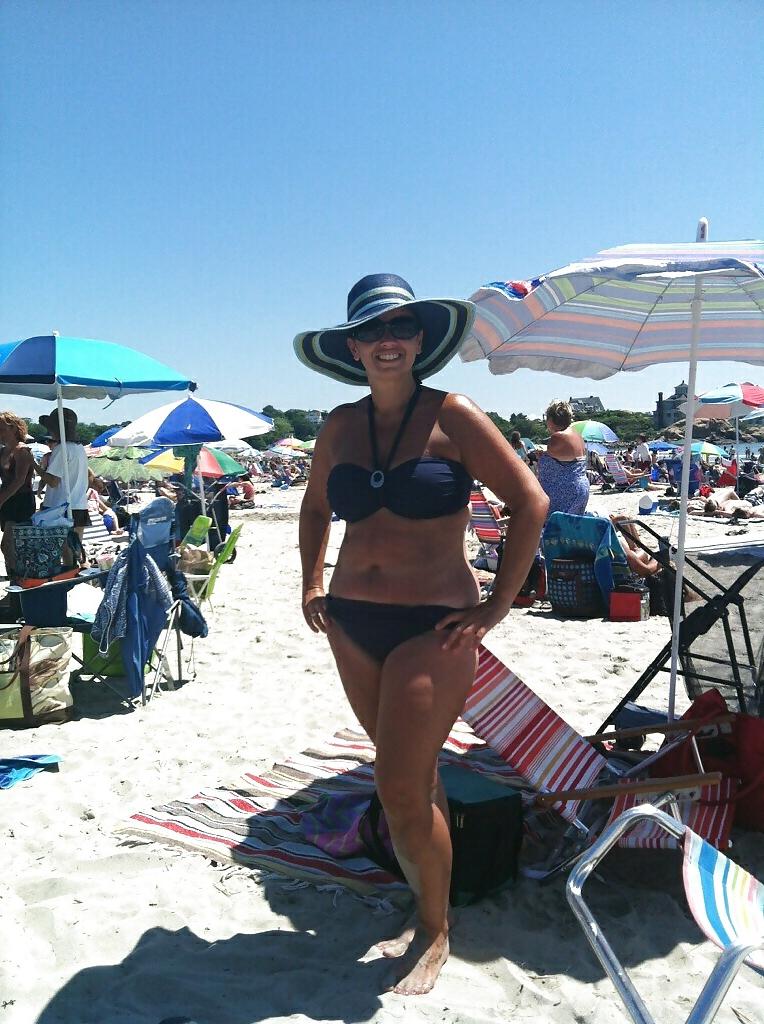 25P More voluptuous beauties bursting out of bikinis