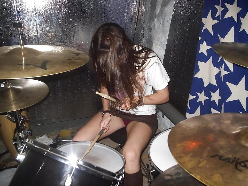 25P Upskirt babes more panty flashers :)