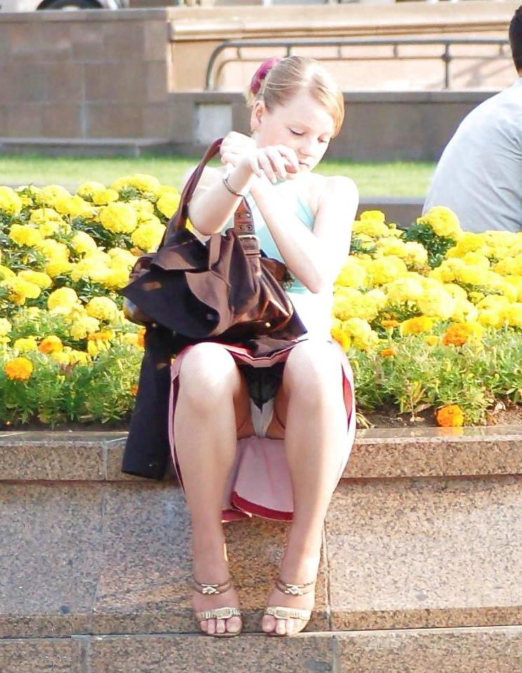 25P Upskirt babes more panty flashers :)