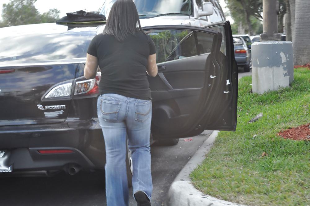 9P Chubby mom not her Chubby daughter Loading Groceries