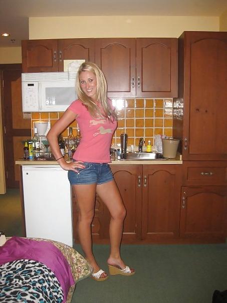 19P Sexy blonde non nude
