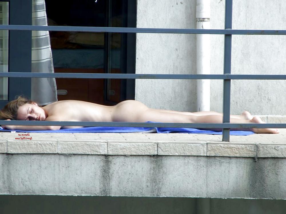 25P Neighbour nude voyeur