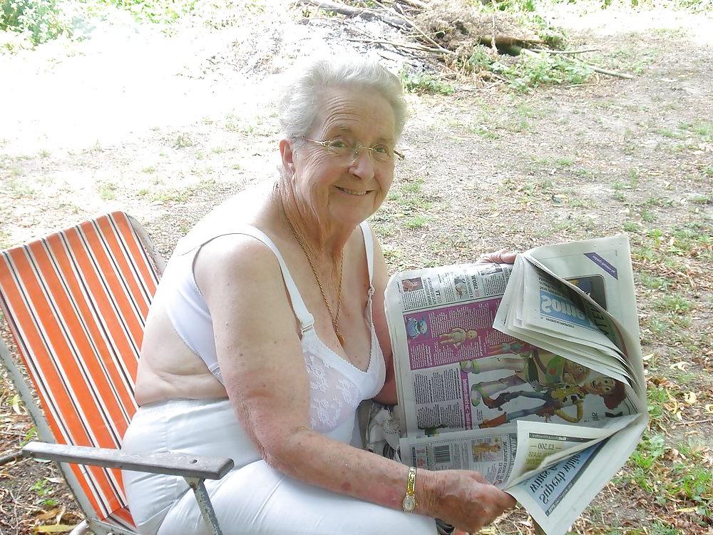25P Grannies in holiday 