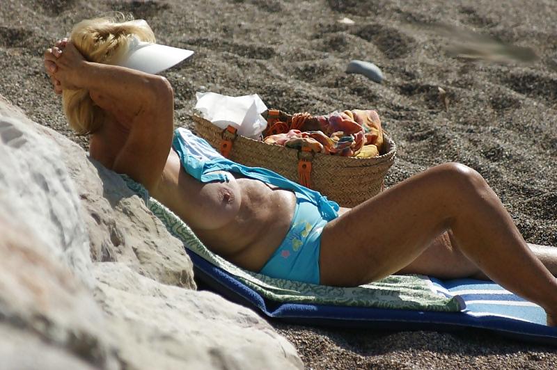 25P Grannies in holiday 
