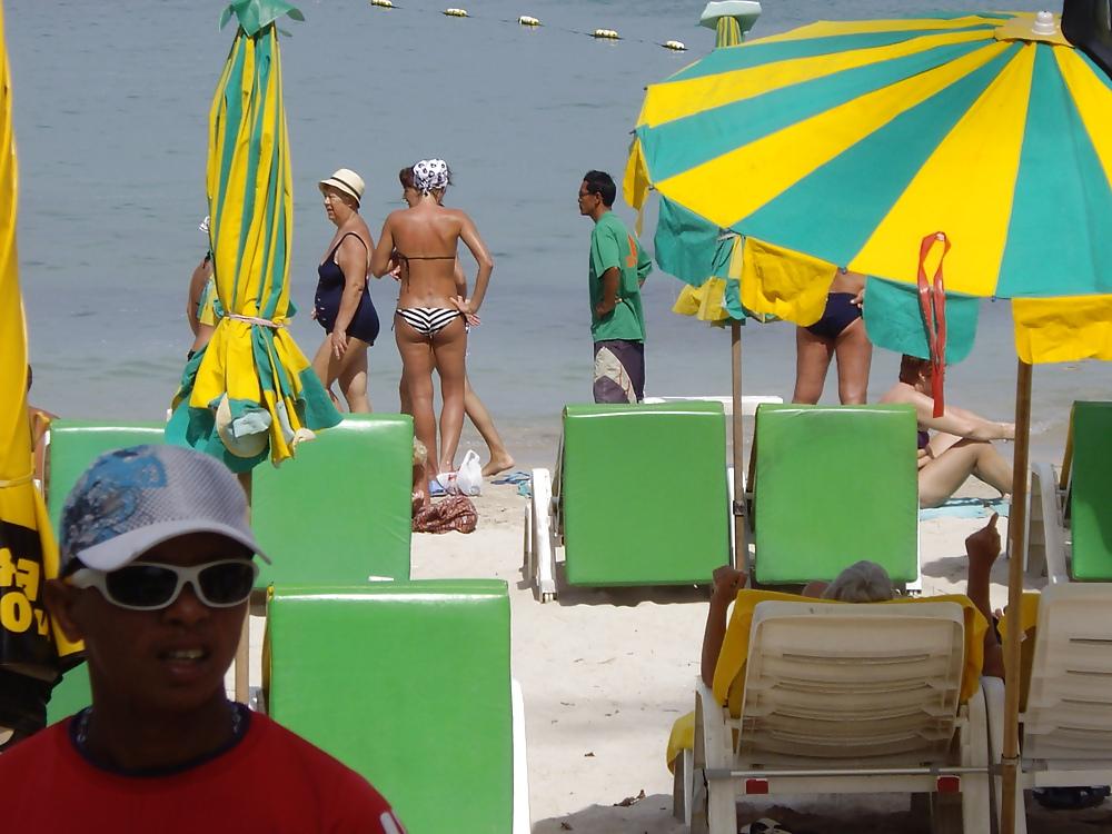 25P Hot Beach Voyeur