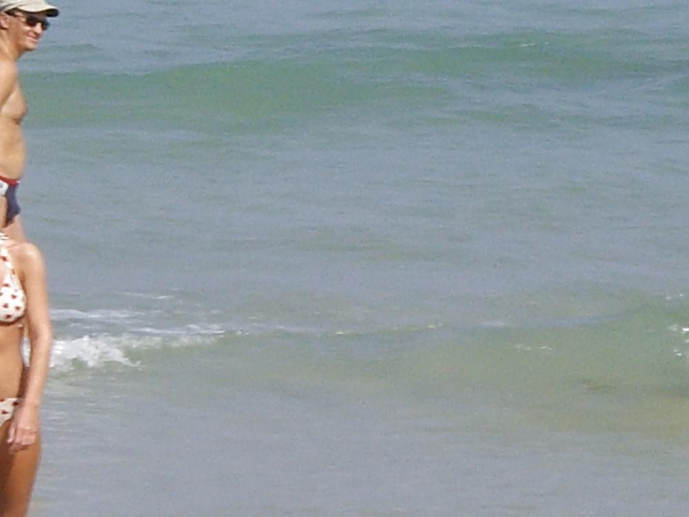 25P Hot Beach Voyeur