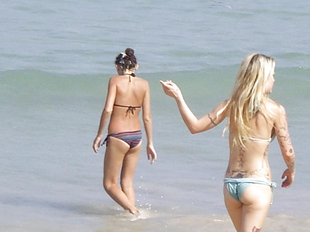 25P Hot Beach Voyeur
