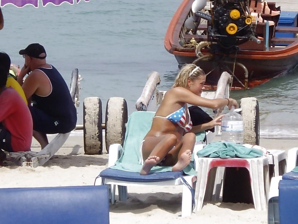 25P Hot Beach Voyeur