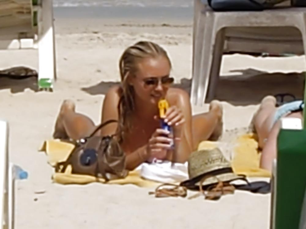 25P Hot Beach Voyeur