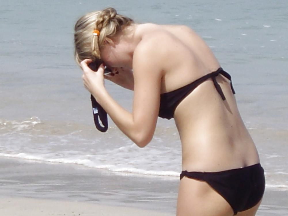 25P Hot Beach Voyeur