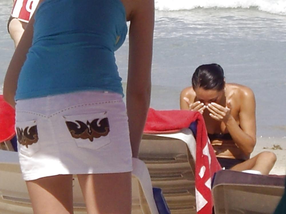 25P Hot Beach Voyeur
