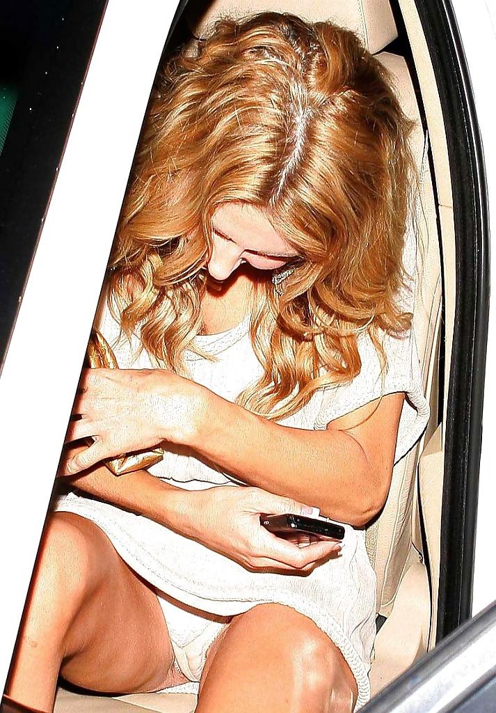 25P Celeb upskirt