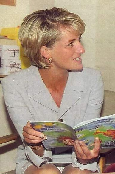 25P Celeb upskirt