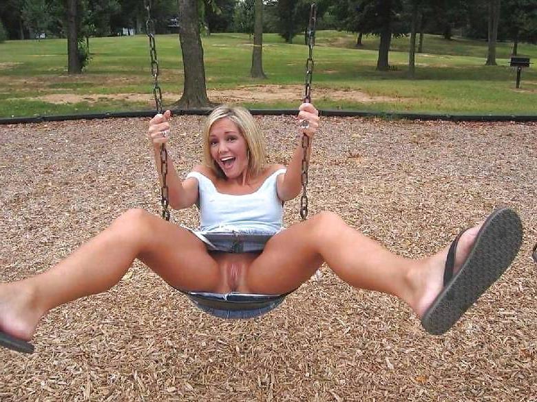 15P Upskirt ohne Hose 3