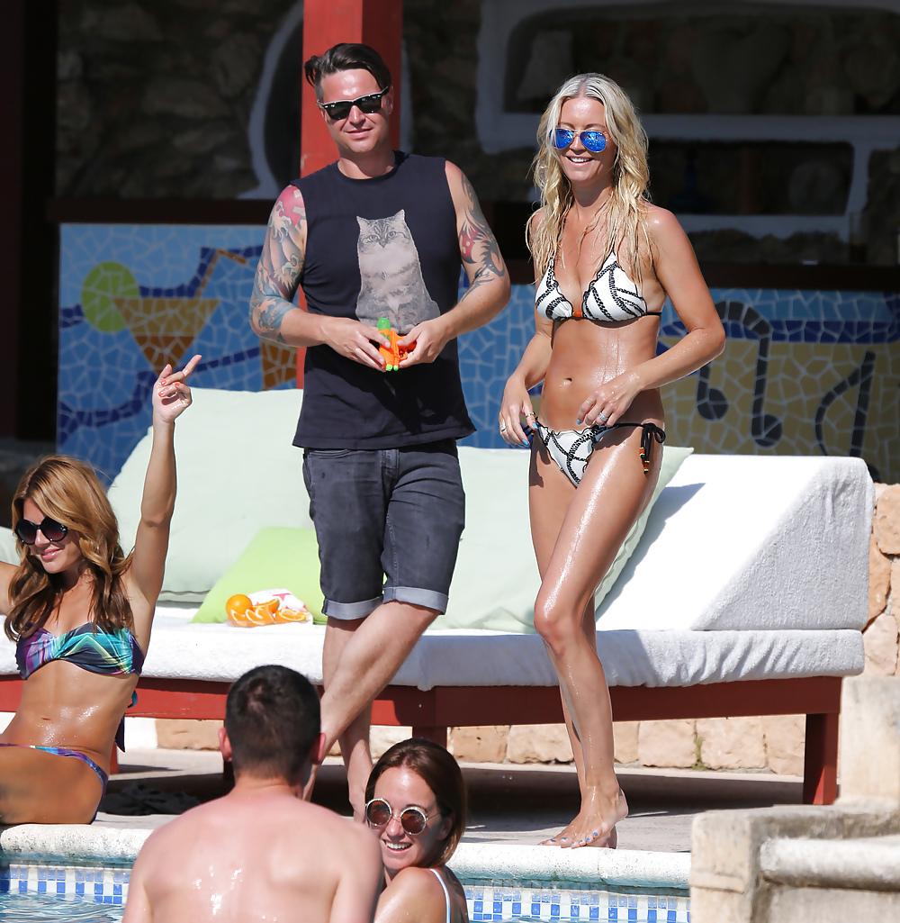 25P Denise Van Outen feet