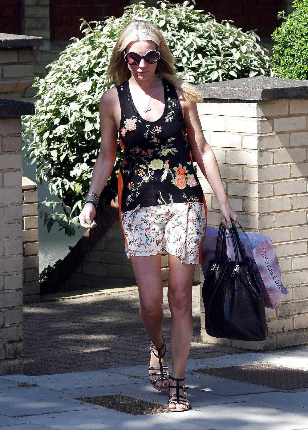 25P Denise Van Outen feet