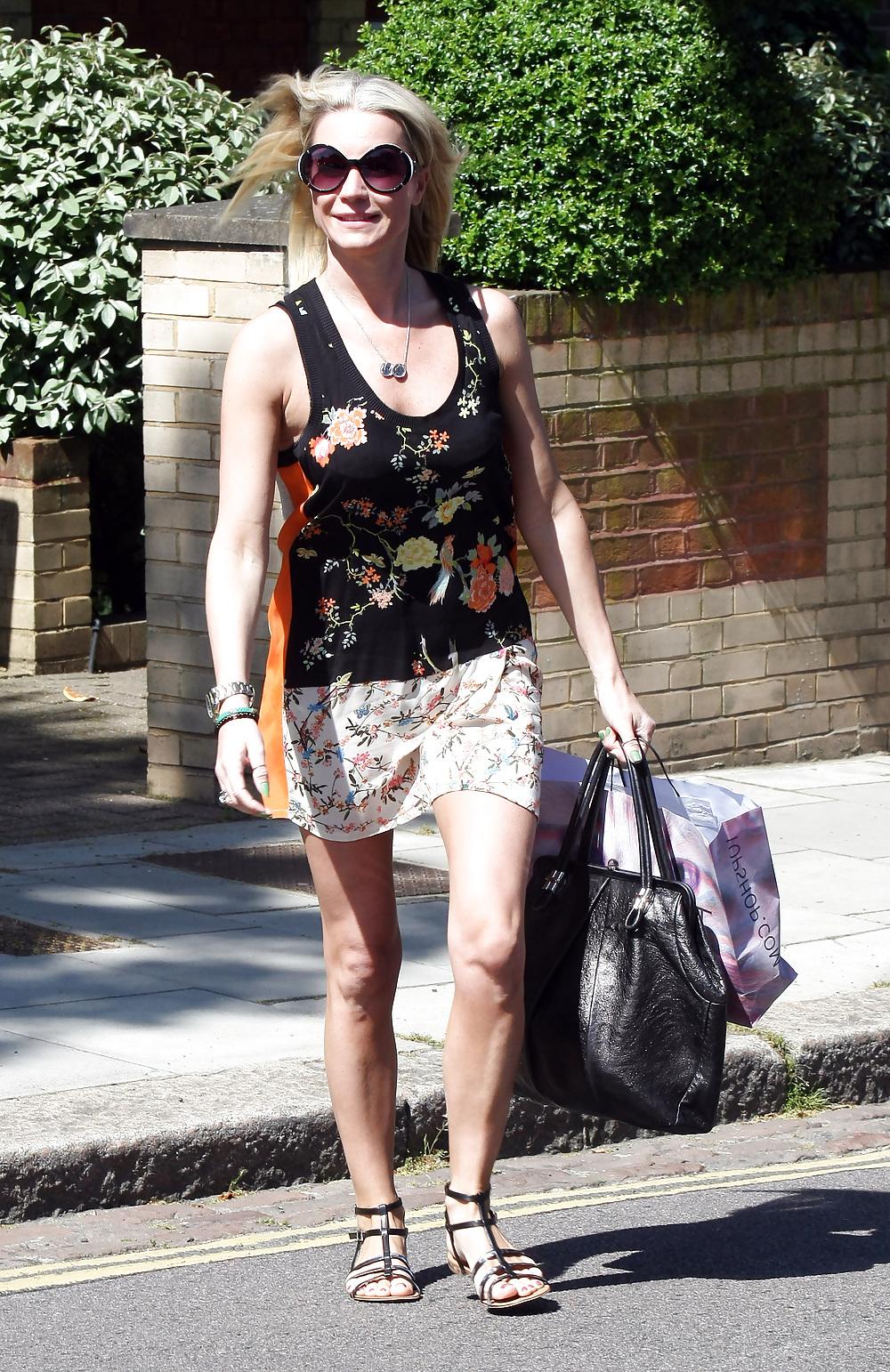 25P Denise Van Outen feet