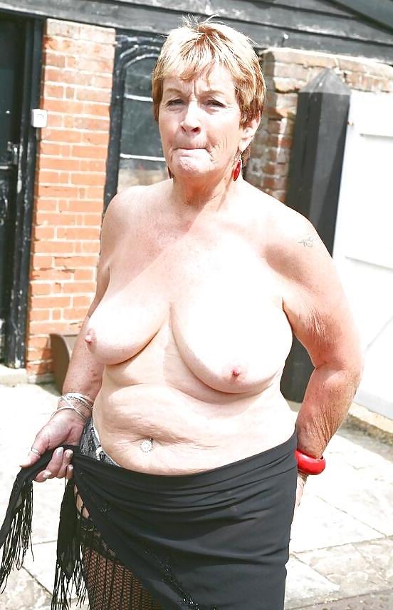 25P Les salopes ( granny with big boobs)