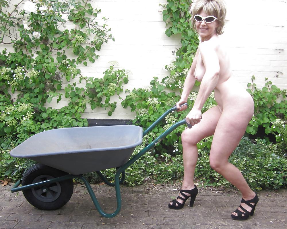 10P Lady Bee and her Wheelbarrow