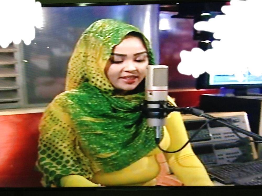 25P Hijab presenter