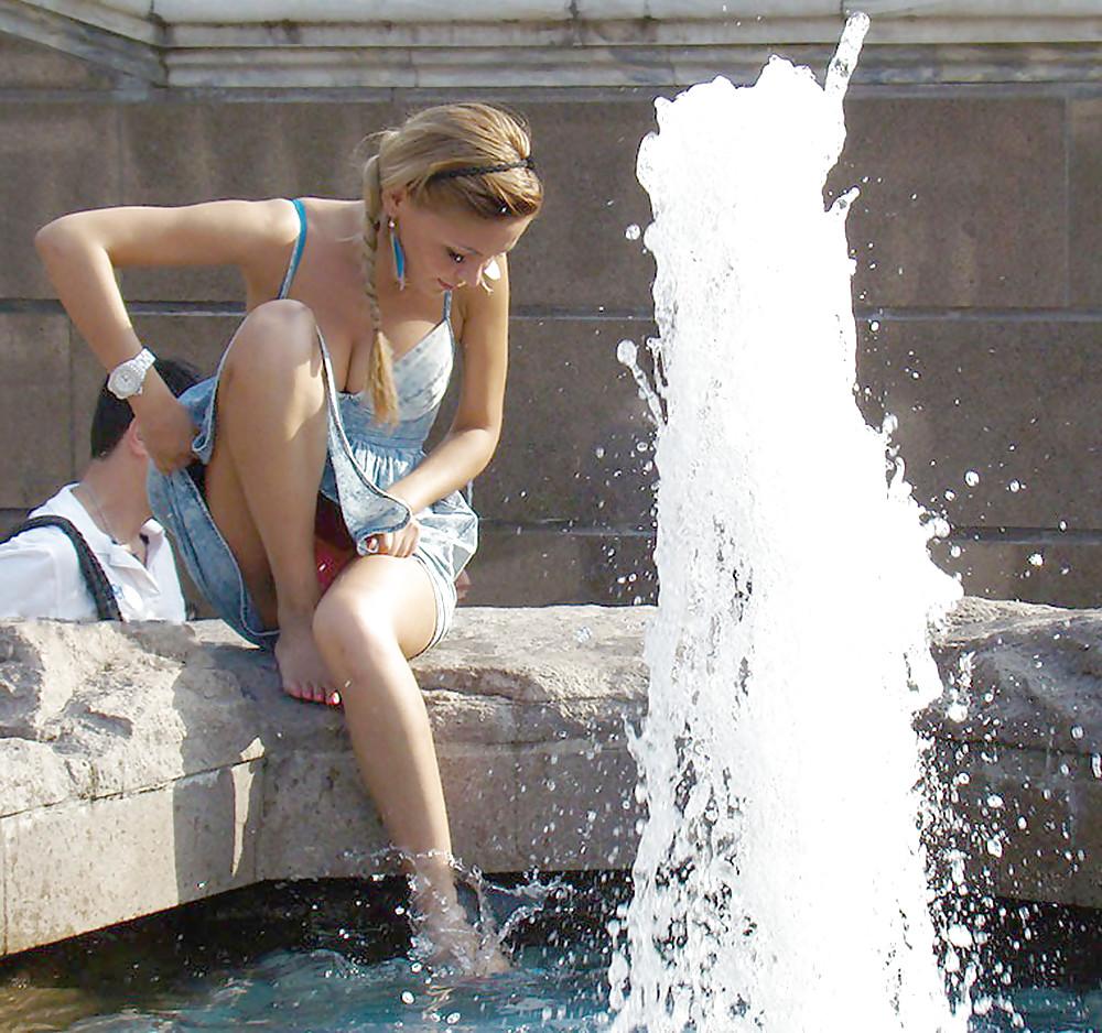 5P In The Streets 083 - Sexy Girl At The Fountain (Upskirt)
