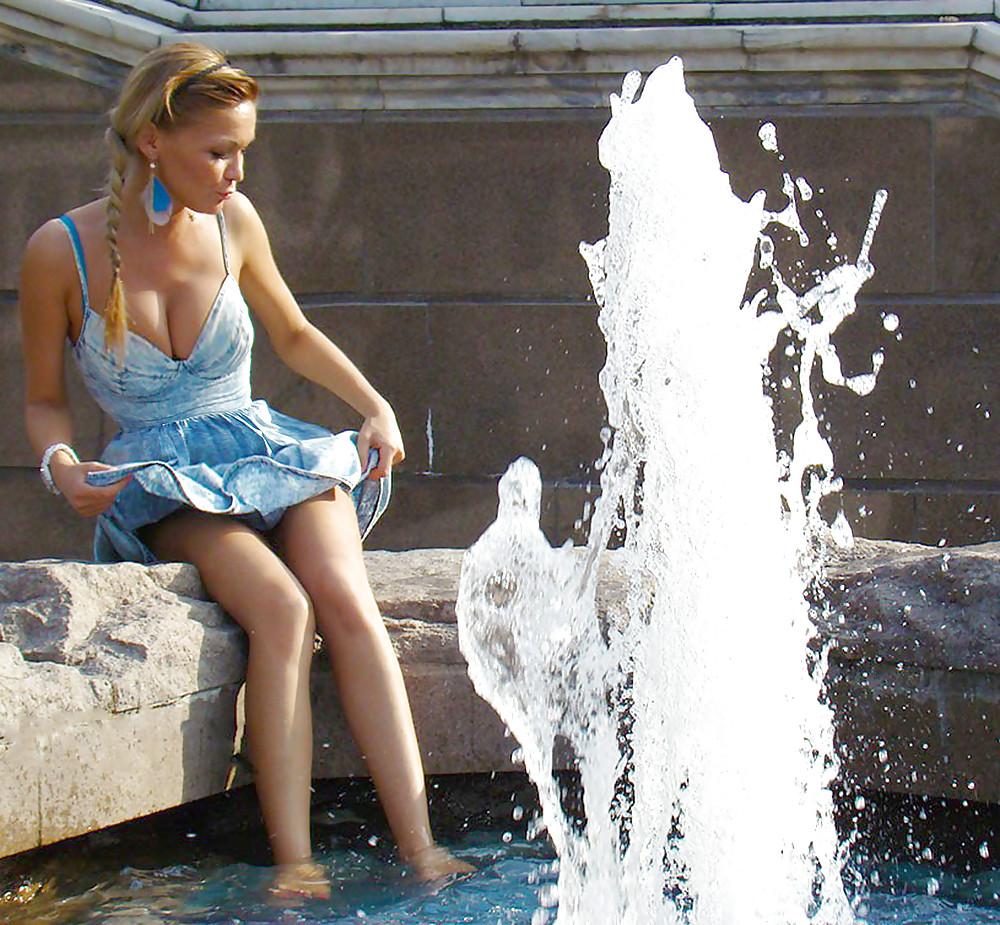 5P In The Streets 083 - Sexy Girl At The Fountain (Upskirt)