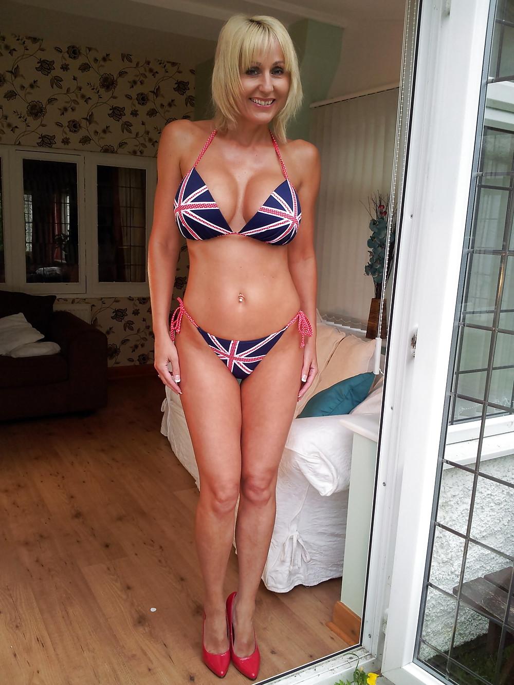 25P Sexy mature ladies 138 (sexy clothed)