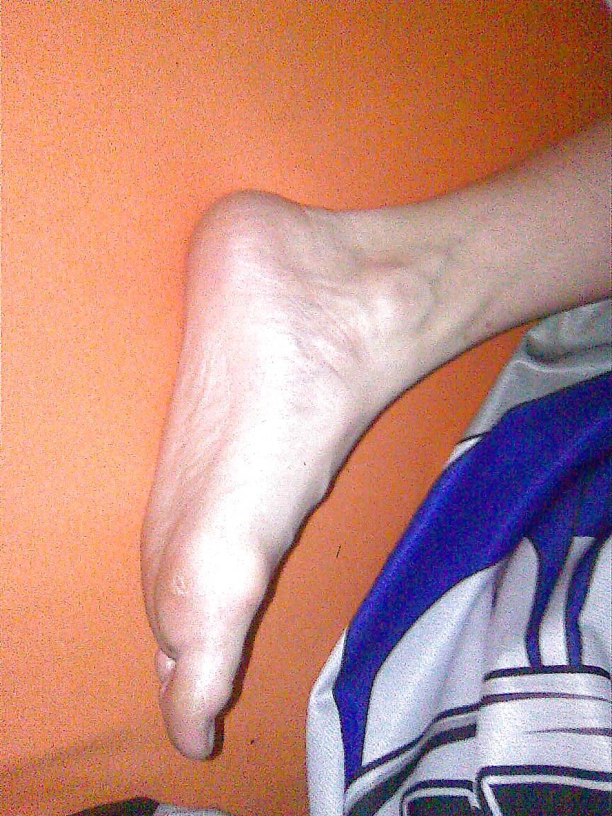 19P BB 2009 - Models her cunt clit pussy lips & feet