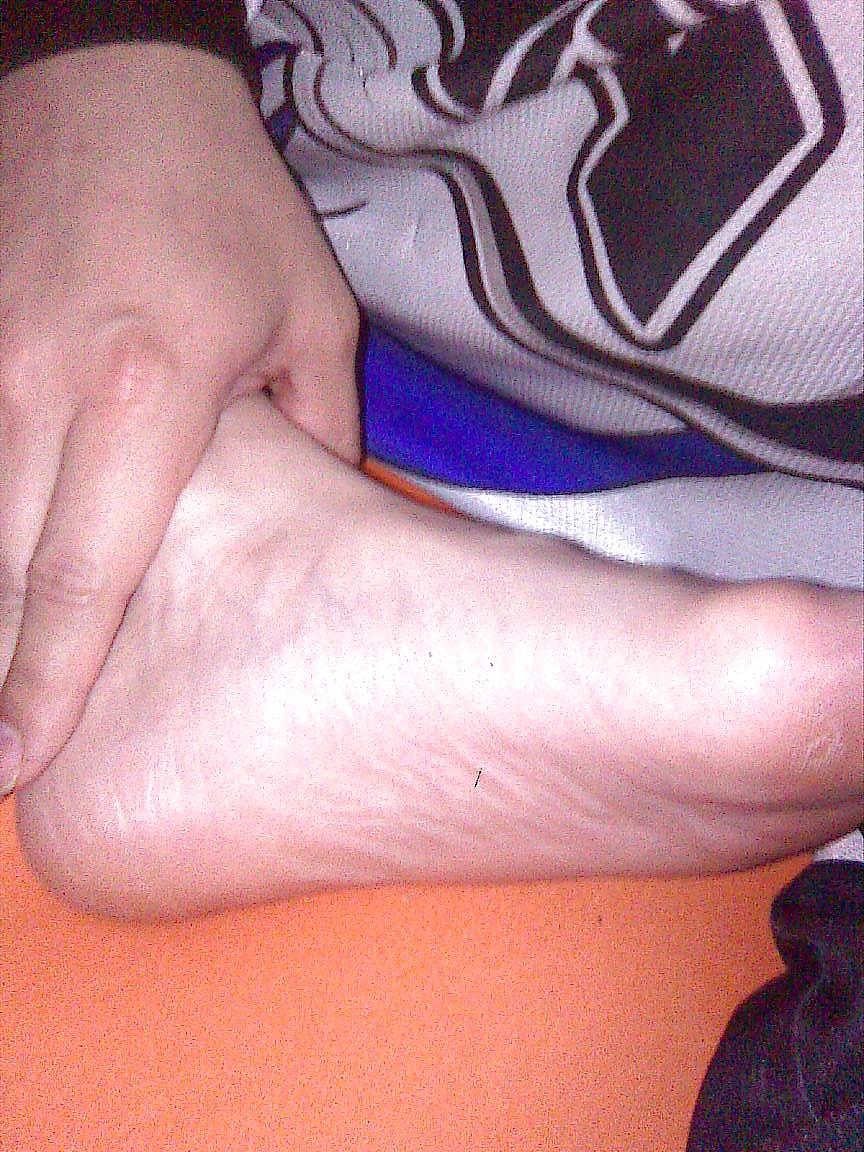 19P BB 2009 - Models her cunt clit pussy lips & feet