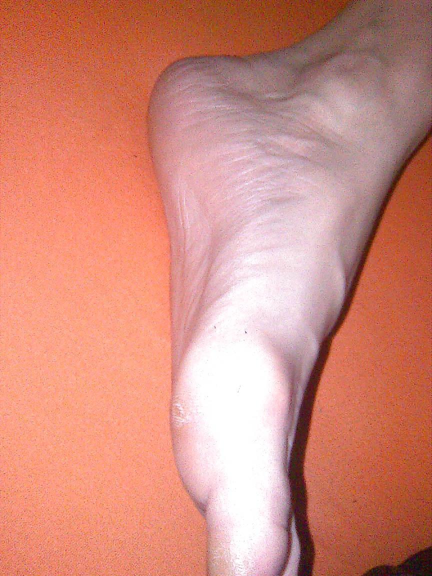 19P BB 2009 - Models her cunt clit pussy lips & feet