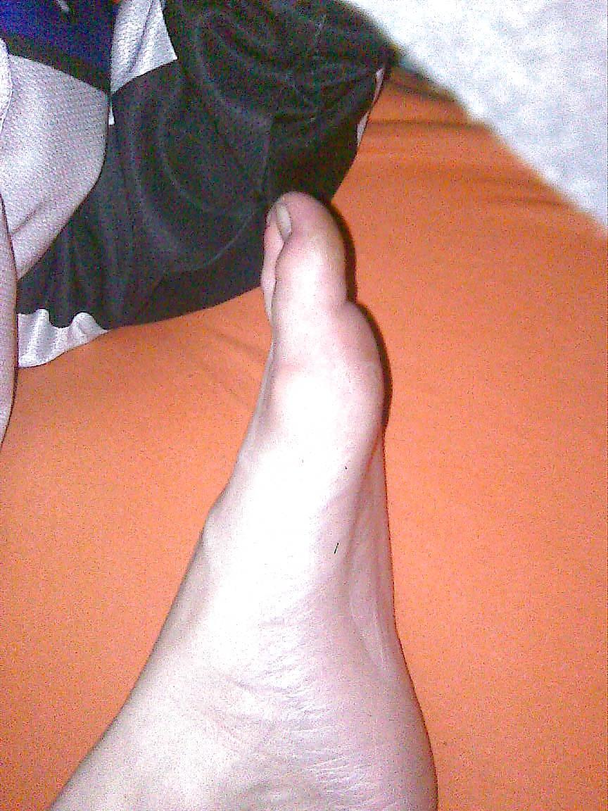 19P BB 2009 - Models her cunt clit pussy lips & feet