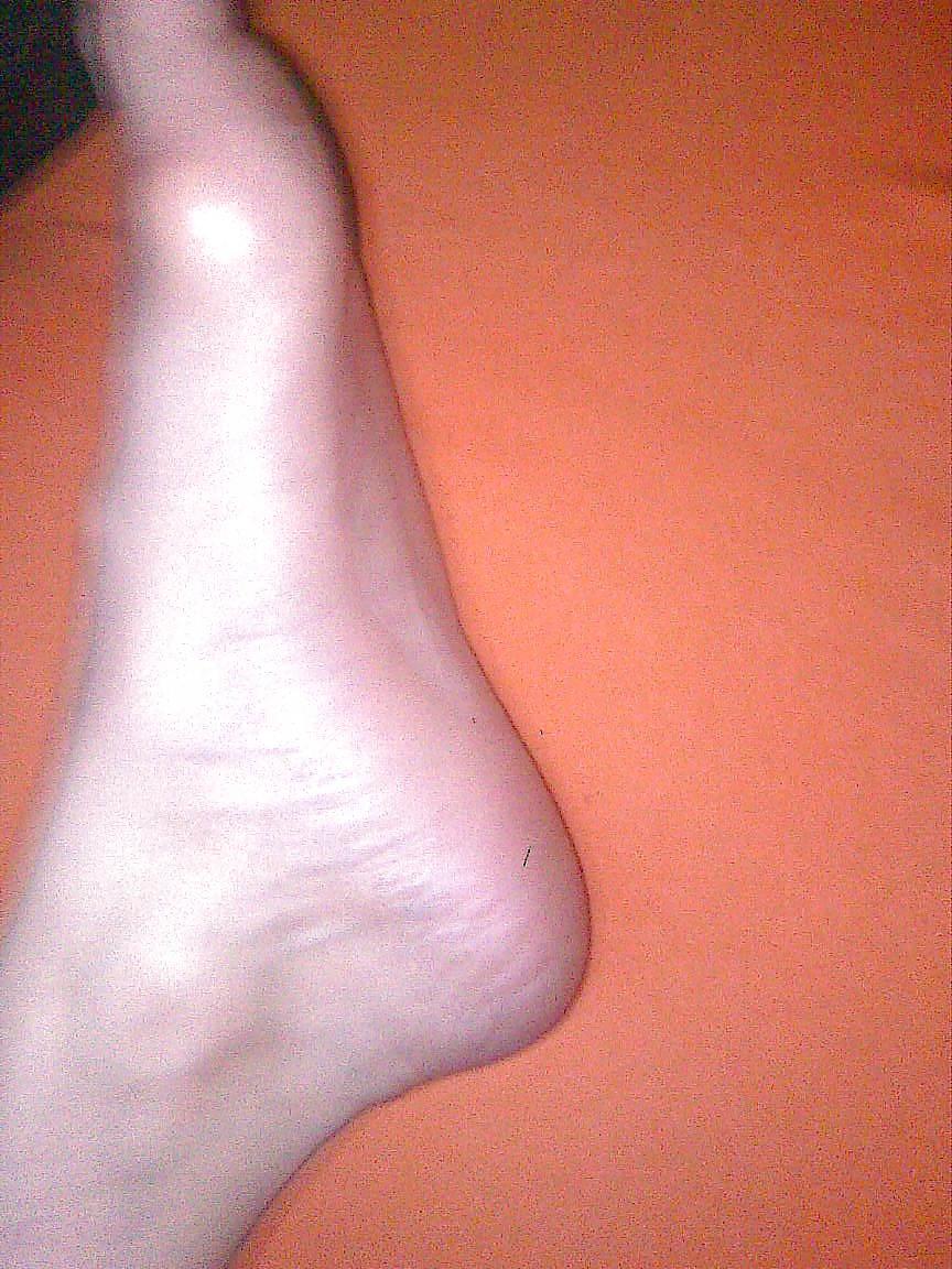 19P BB 2009 - Models her cunt clit pussy lips & feet
