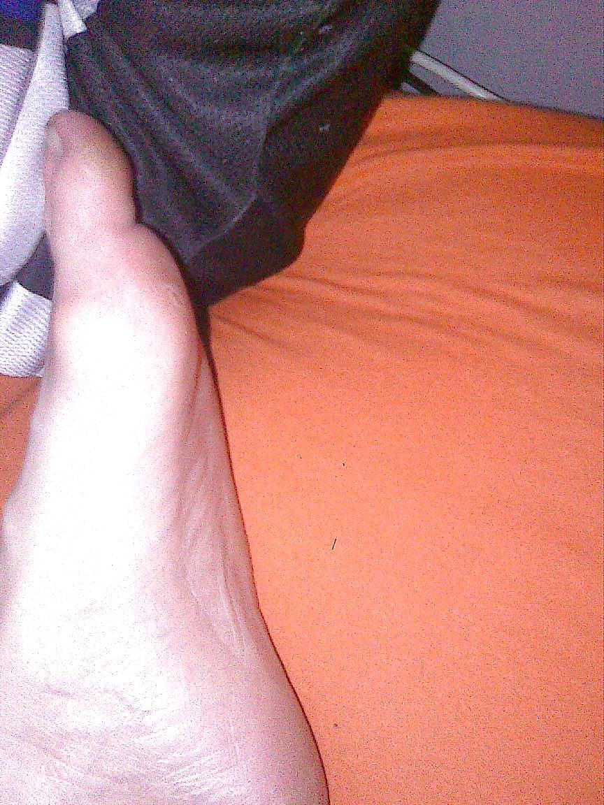 19P BB 2009 - Models her cunt clit pussy lips & feet