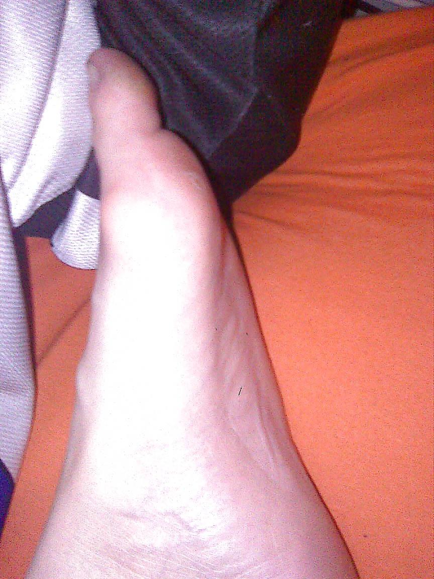 19P BB 2009 - Models her cunt clit pussy lips & feet