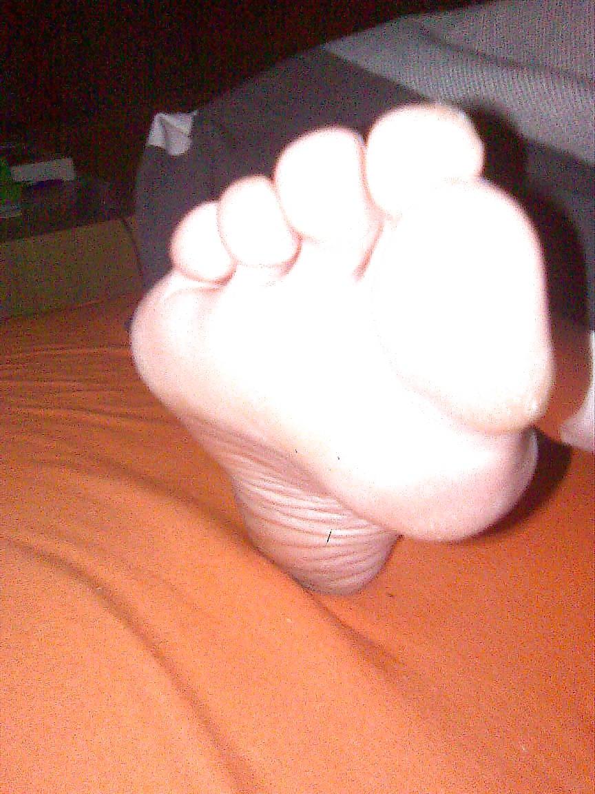 19P BB 2009 - Models her cunt clit pussy lips & feet
