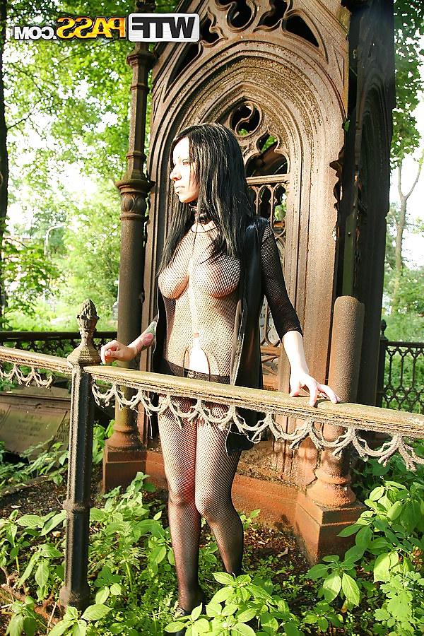 16P Voluptuous goth girl gave in the ass in the cemetery