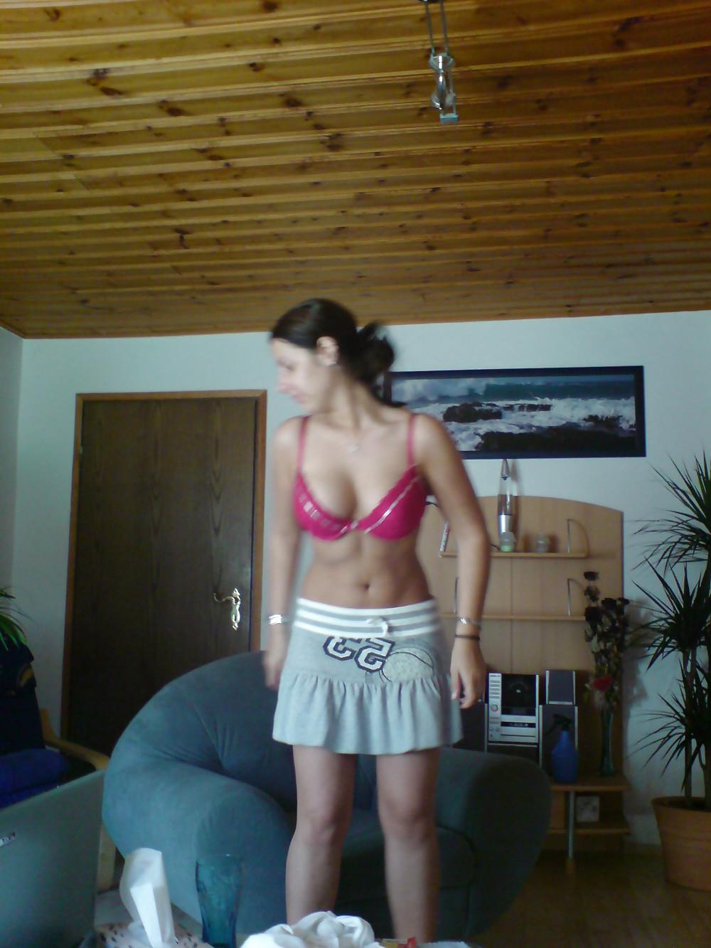 25P AMATEURE - GREEK GIRL POSING AND SUCKING