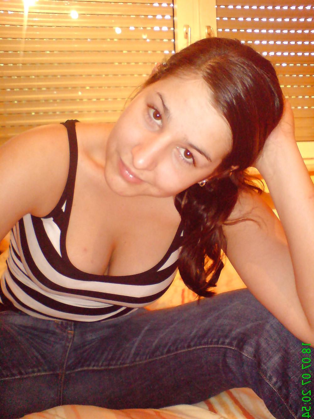 16P AMATEURE - GREEK GIRL ALONE IN BED