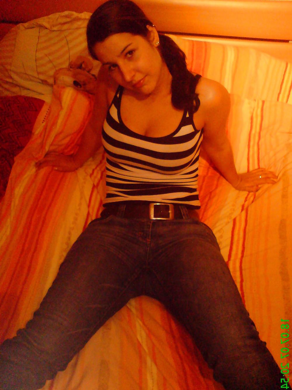 16P AMATEURE - GREEK GIRL ALONE IN BED