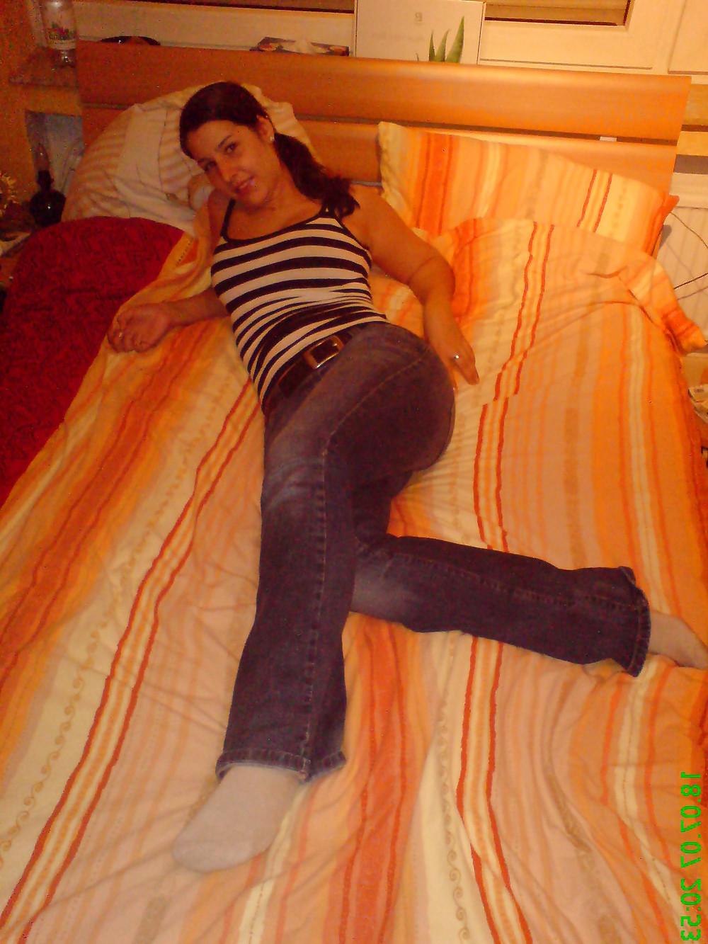 16P AMATEURE - GREEK GIRL ALONE IN BED
