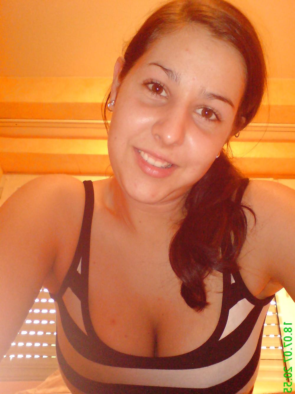 16P AMATEURE - GREEK GIRL ALONE IN BED