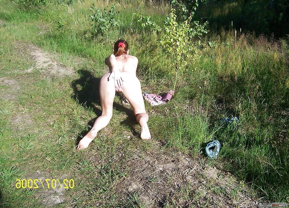 25P Blondine mit rundem Hintern reitet