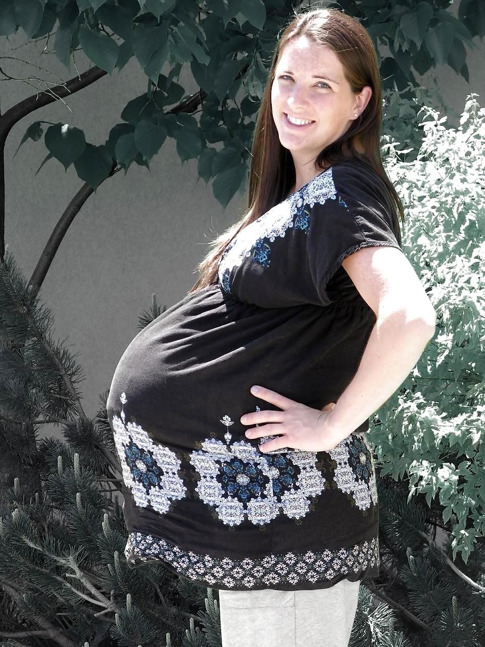 25P Sexy pregnant girls (clothed)