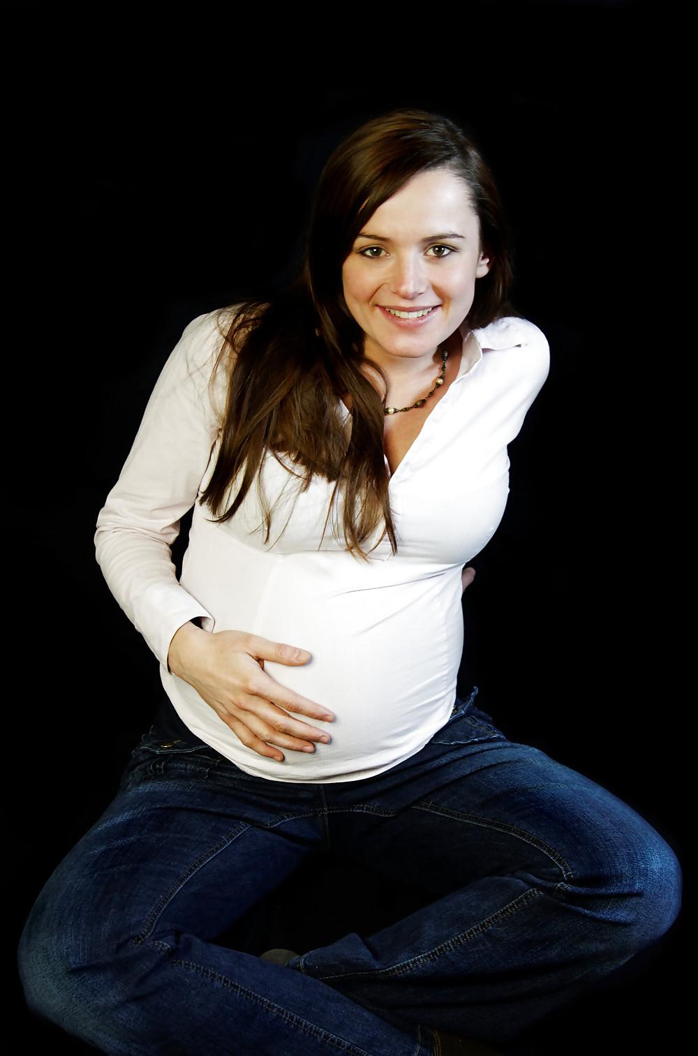 25P Sexy pregnant girls (clothed)