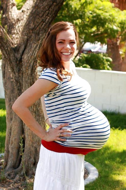 25P Sexy pregnant girls (clothed)